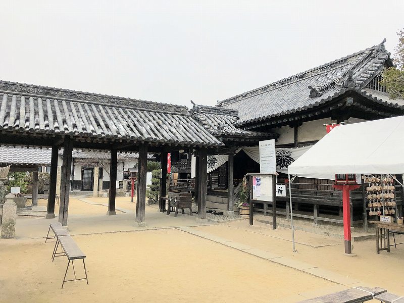 足高神社境内