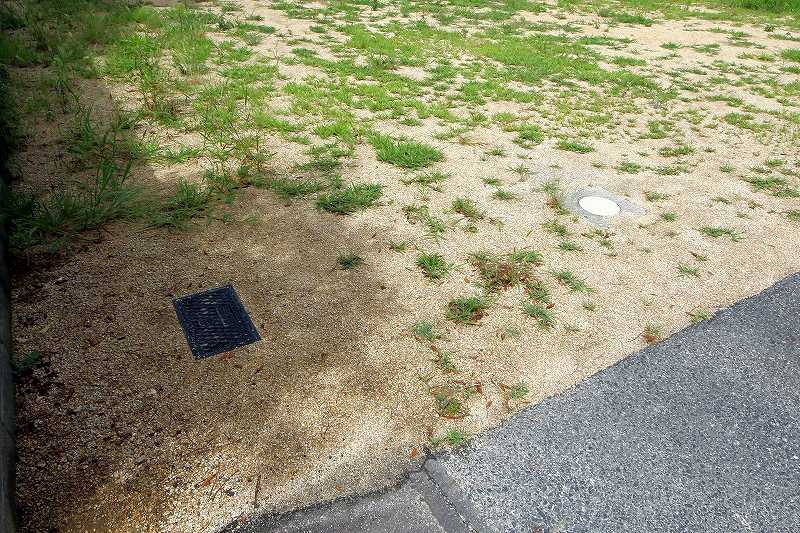 倉敷市内の土地の上水道と下水マス