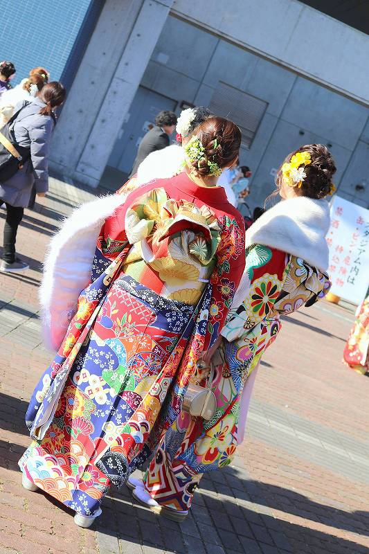 成人式場外での談笑風景