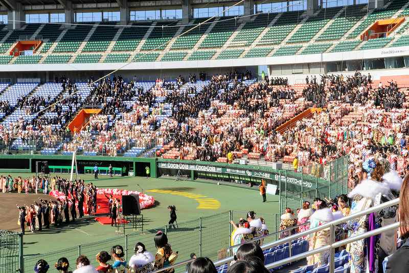 マスカットスタジアム内の成人式式典風景