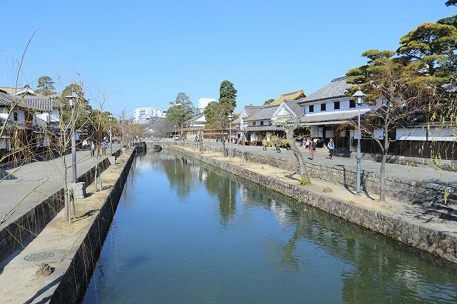 美観地区の倉敷川沿いの風景