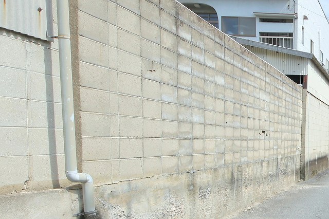 背の高いブロック塀のイメージ写真