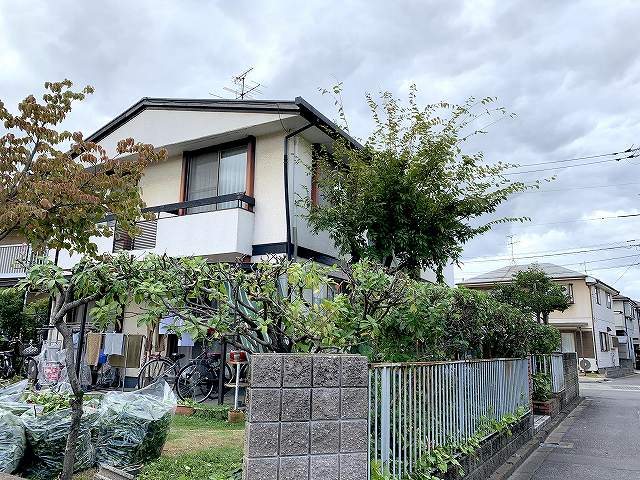 自宅の生け垣の剪定が終わった風景